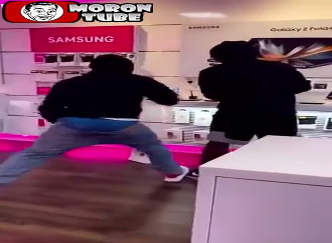 Video :Three criminals broke into a business to take cell phones